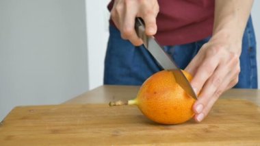 Taze organik olgun granadilla ya da ahşap bir tahtanın üzerinde ikiye bölünmüş sarı tutku meyvesi. Egzotik meyveler, sağlıklı beslenme konsepti
