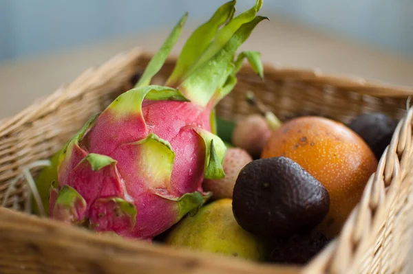 Großer Korb mit frischen tropischen Früchten, Passionsfrüchten, Karambolen, Drachenfrüchten oder Pitaya, Mangostan, Lichi, Granadilla. Exotische Früchte, gesundes Essen — Stockfoto