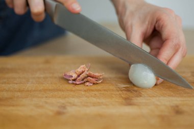Dişi eller litchi meyvesi keser, Lychee tahta bir masada. Egzotik meyveler, sağlıklı beslenme konsepti.