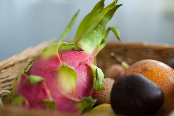 Großer Korb mit frischen tropischen Früchten, Passionsfrüchten, Karambolen, Drachenfrüchten oder Pitaya, Mangostan, Lichi, Granadilla. Exotische Früchte, gesundes Essen — Stockfoto