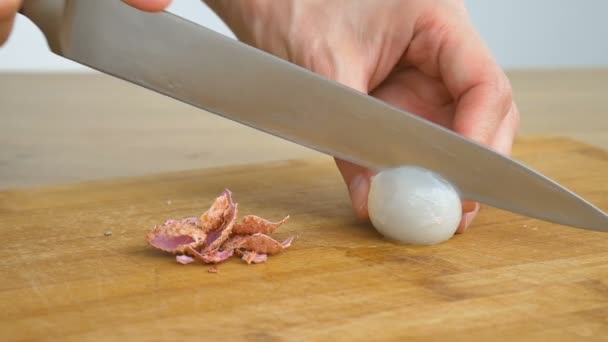 Weibliche Hände halten eine Litschi-Frucht, Litschi auf einem Holztisch. Exotische Früchte, gesundes Essen — Stockvideo