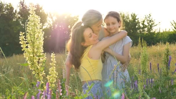 Nettes Kindermädchen mit ihrer jungen Mutter und Großmutter picknicken im Sommer draußen in der Natur, Muttertag, glücklicher Ruhestand, Mehrgenerationenfamilie — Stockvideo