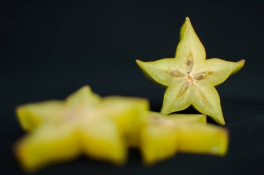 Tahta üzerinde egzotik yıldız meyvesi ya da karambola. Sağlıklı yiyecek, taze organik elma meyvesi..