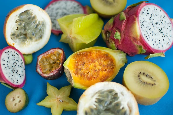 Группа свежих тропических фруктов, маракуйя, карамбола, драконьи фрукты или питайя, мангостин, личи, гранадилья. Экзотические фрукты, концепция здорового питания — стоковое фото