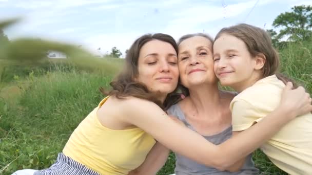 Cute dziewczynka z jej młodą matką i starszą babcią mają piknik w lecie na świeżym powietrzu w przyrodzie, dzień matki, szczęśliwy emeryturę, wielopokoleniowej rodziny — Wideo stockowe