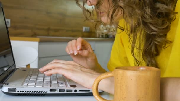 Mulher jovem digitando no teclado do laptop, empresária usando tablet digital em casa, gerente de conta trabalhando, trabalho remoto — Vídeo de Stock
