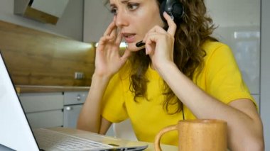 Genç bir kadın bilgisayarını kullanarak online toplantı yapıyor. Evinde, mutfağında dijital tabletli bir iş kadını oturuyor. Hesap yöneticisi, açık havada çalışıyor.