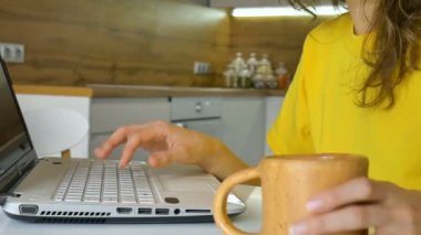 Dizüstü bilgisayarın klavyesinde yazan genç bir kadın, evde dijital tablet kullanan bir iş kadını, çalışan bir hesap yöneticisi, uzaktan kumanda