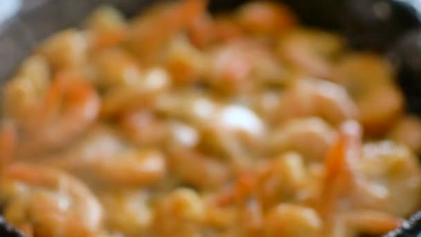Close up video de creveți rege prăjit se pregătesc pe tigaie de fier, fructe de mare, procesul de gătit, conceptul de alimentație sănătoasă — Videoclip de stoc