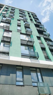 Dışarıdaki binalar, lüks evler ve mavi gökyüzü arka planında ev kompleksi olan yeni bir yerleşim yeri. Modern mahalle kavramı