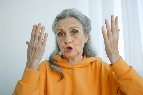 Närbild porträtt av arg upprörd äldre mogen kvinna prata med någon och titta på kameran. Negativa känslor, ansiktsuttryck, skandal Royaltyfria Stockfoton