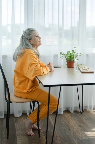 Портрет красивой старой бабушки с седыми волосами и лицом с морщинами, смотрящими в камеру, днем матери, счастливой пенсии — стоковое фото