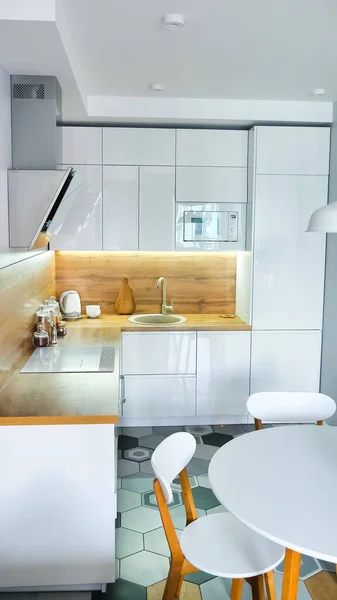 Nowoczesne wnętrze kuchni z elementami drewnianymi i białymi, życie domowe, wnętrze gabloty — Zdjęcie stockowe