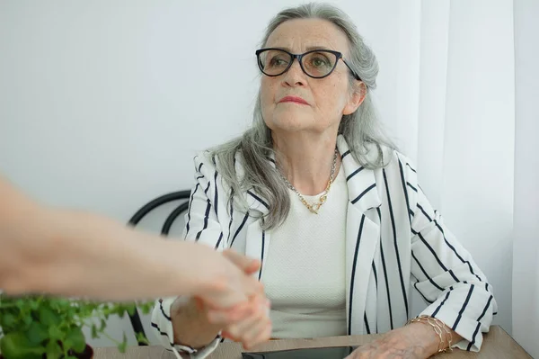 La mujer de negocios madura está liderando una entrevista con un nuevo colega y estrechando la mano al final. Concepto gente de negocios —  Fotos de Stock