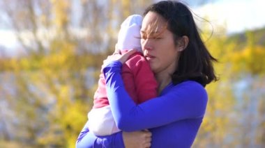 Onun bebek açık havada teselli Asya Çin anne 