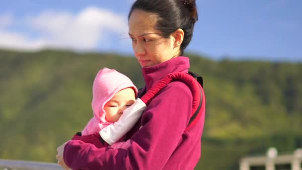 Азиатская китайская мать с ребенком под утренним солнцем — стоковое видео