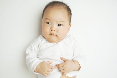Beyaz arka plan üzerinde sevimli Asya bebek