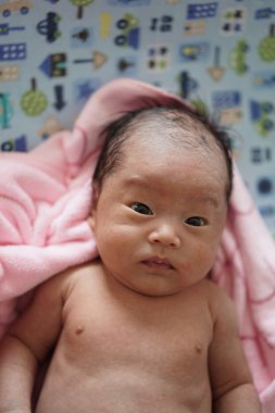 Küçük Asyalı Çinli bebek 1 ay havlu ile sarılmış.