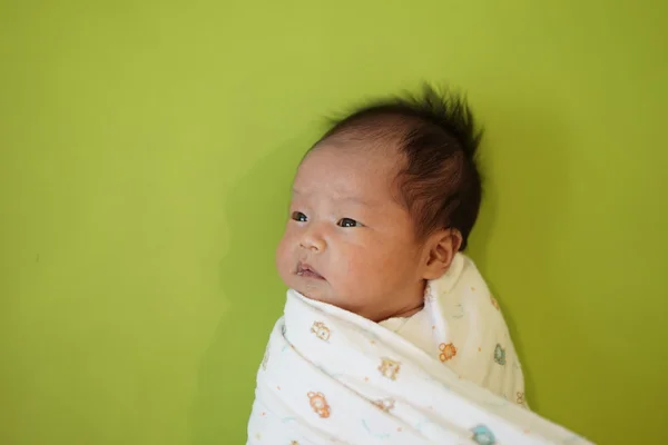 Bonito asiático chinês bebê no swaddle — Fotografia de Stock