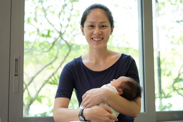 Asiática jovem mãe carregando seu bebê recém-nascido — Fotografia de Stock