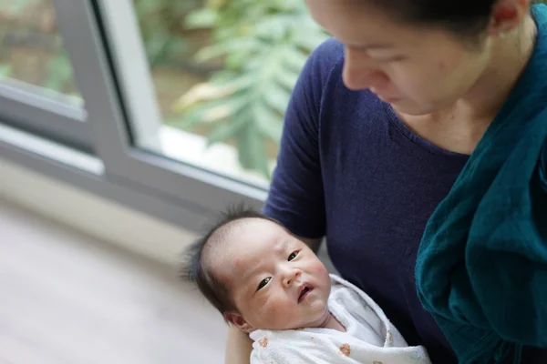 Asiatka mladá maminka její novorozené děťátko — Stock fotografie