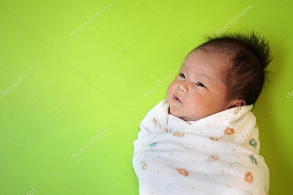 Mignon Asiatique Chinois Bebe Dans Swaddle Image Libre De Droit Par Jacetan C
