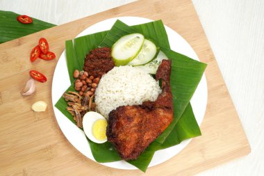 Nasi lemak, Hindistan cevizi sütü ve pandan yaprağıyla pişirilmiş mis mis kokulu pirinçten olusan Malay mutfagindan kaynaklanan bir yemektir. Ulusal yemek olarak kabul edildiği Malezya 'da yaygın olarak bulunur. Aynı zamanda komşu bölgelerdeki yerel yemektir.