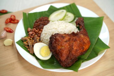 Nasi lemak, Hindistan cevizi sütü ve pandan yaprağıyla pişirilmiş mis mis kokulu pirinçten olusan Malay mutfagindan kaynaklanan bir yemektir. Ulusal yemek olarak kabul edildiği Malezya 'da yaygın olarak bulunur. Aynı zamanda komşu bölgelerdeki yerel yemektir.