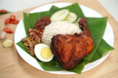 Nasi lemak, Hindistan cevizi sütü ve pandan yaprağıyla pişirilmiş mis mis kokulu pirinçten olusan Malay mutfagindan kaynaklanan bir yemektir. Ulusal yemek olarak kabul edildiği Malezya 'da yaygın olarak bulunur. Aynı zamanda komşu bölgelerdeki yerel yemektir.