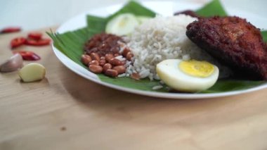 Lezzetli Nasi Lemak yemeği tavuk budu çubuğuyla ağır çekimde