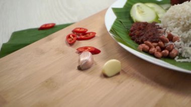 Nasi lemak, Hindistan cevizi sütü ve pandan yaprağıyla pişirilmiş mis mis kokulu pirinçten olusan Malay mutfagindan kaynaklanan bir yemektir. Ulusal yemek olarak kabul edildiği Malezya 'da yaygın olarak bulunur..