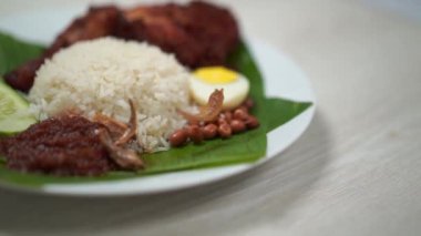 Nasi Lemak tabağı tavuk budu ile ağır çekimde