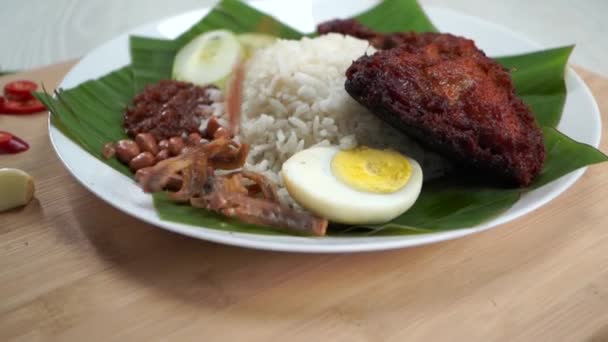 Nasi Lemak Jídlo Vejce Ikan Bankovky Kuřecím Bubnem Hůl Zpomaleném — Stock video