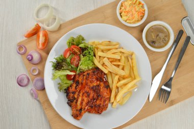 Tavuk pirzolası, yemek, öğle yemeği, patates kızartması.