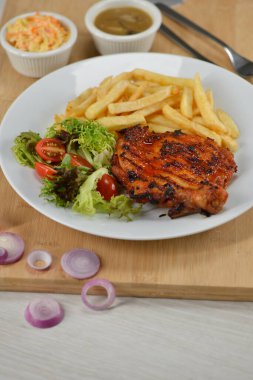 Tavuk pirzolası, yemek, öğle yemeği, patates kızartması.