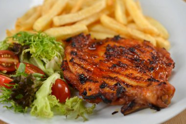 Tavuk pirzolası, yemek, öğle yemeği, patates kızartması.