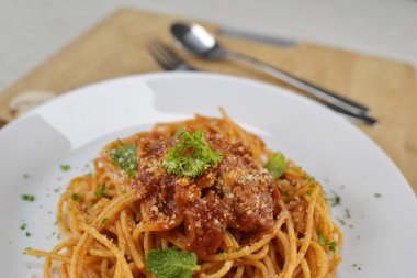 Lezzetli spagetti bolonez soslu öğle yemeği. 
