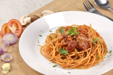 Lezzetli spagetti bolonez soslu öğle yemeği. 