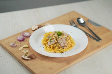 Lezzetli spagetti carbonara ahşap masa öğle yemeğinde servis edilir.