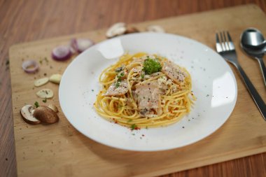 Süslü bir spagetti carbonara öğle yemeği restoranı.