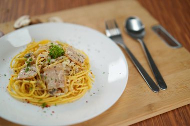 Süslü bir spagetti carbonara öğle yemeği restoranı.