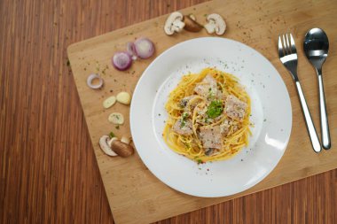 Süslü bir spagetti carbonara öğle yemeği restoranı.