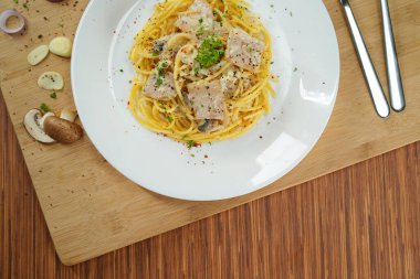 Süslü bir spagetti carbonara öğle yemeği restoranı.