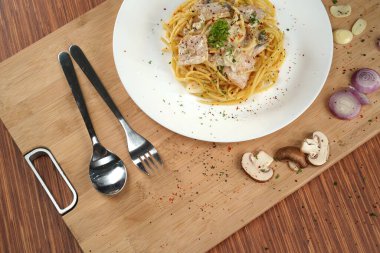 Süslü bir spagetti carbonara öğle yemeği restoranı.
