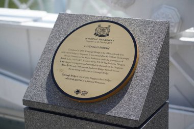 Cavenagh Köprüsü, Singapur 'daki tek asma köprü ve şehir merkezindeki Singapur Nehri' nin alt kısımlarına uzanan en eski köprülerden biridir..