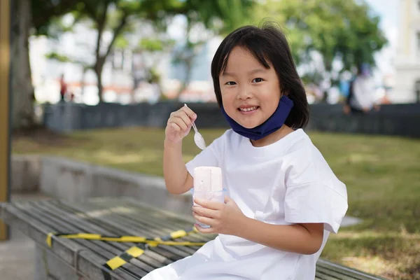 Asyalı Çinli Kız Dondurmasını Dışarıda Yiyor — Stok fotoğraf