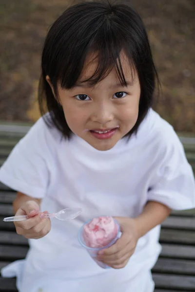 Asiatico Cinese Ragazza Godendo Sua Tazza Gelato All Aperto — Foto Stock