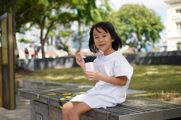 Asiatisk Kinesisk Flicka Njuter Sin Kopp Glass Utomhus — Stockfoto