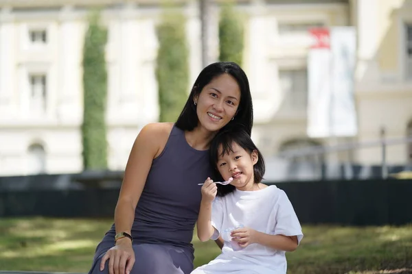 Asiático Chino Niño Disfrutando Momento Con Madre Después Degustar Helado —  Fotos de Stock