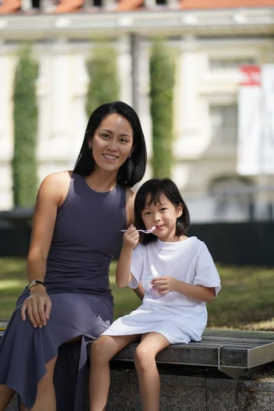 Asyalı Çinli Çocuk Dondurmayı Tattıktan Sonra Annesiyle Anın Tadını Çıkarıyor - Stok İmaj